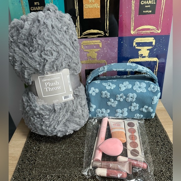 NWT 10 piece Ulta Beauty makeup bundle with denim pouch and plush throw blanket - Picture 1 of 9